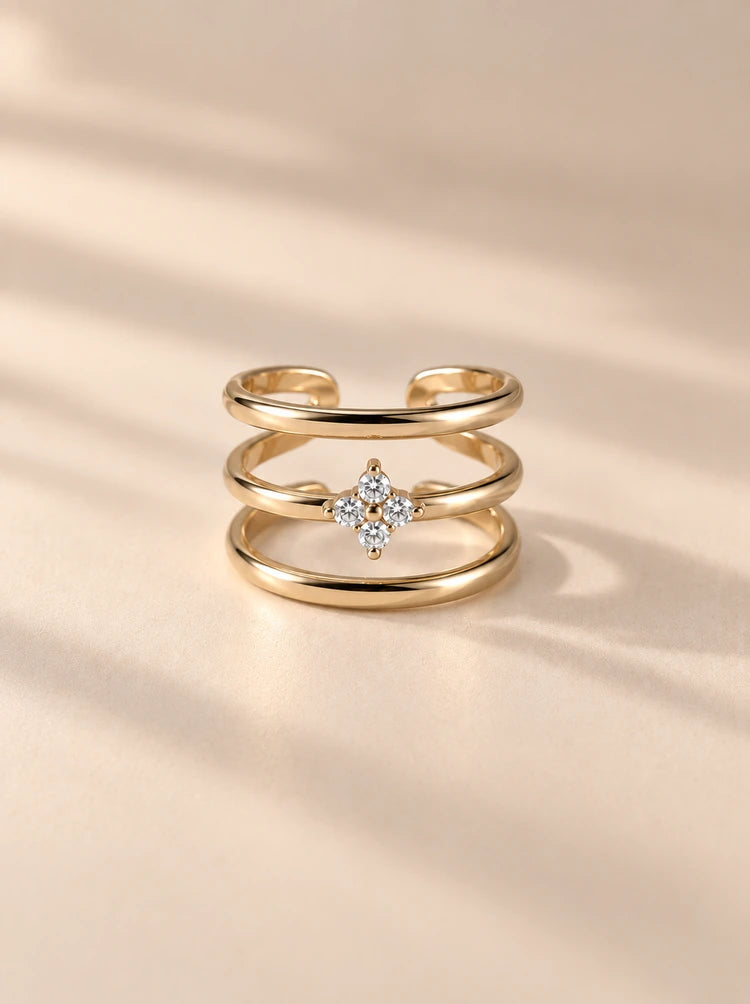 Nahaufnahme des verstellbaren Maya Rings aus 14k vergoldetem 316L Edelstahl mit Zirkonia-Kristallen.