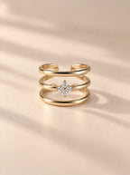 Nahaufnahme des verstellbaren Maya Rings aus 14k vergoldetem 316L Edelstahl mit Zirkonia-Kristallen.