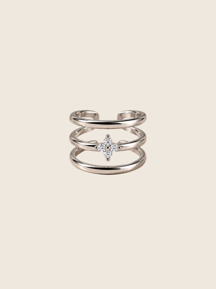 Nahaufnahme des verstellbaren Maya Ring aus 316L Edelstahl mit Zirkonia-Kristallen.