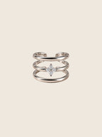Nahaufnahme des verstellbaren Maya Ring aus 316L Edelstahl mit Zirkonia-Kristallen.