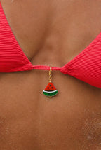Melon Slice Charm aus Edelstahl als Bikini-Anhänger an einem roten Bikini-Top – wasserfester Schmuck von Hejschmuck