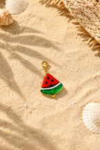 Melon Slice Charm Schmuckstück am Strand im Sand mit Muscheln – hejschmuck Sommer Style.