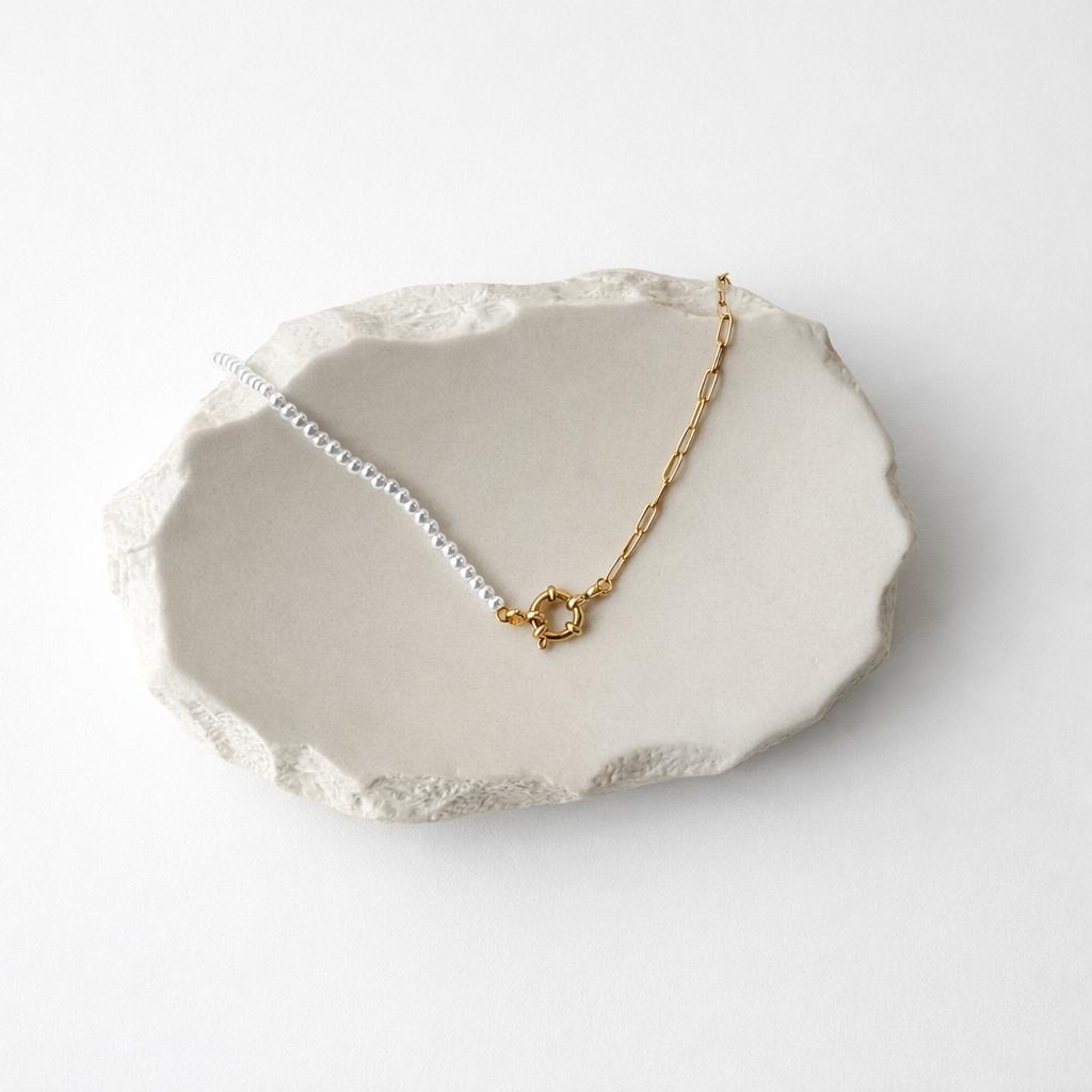 Nahaufnahme des hochwertigen Ring-Federverschlusses (Loop) der vergoldeten Edelstahlkette mit Perlen-Elementen.