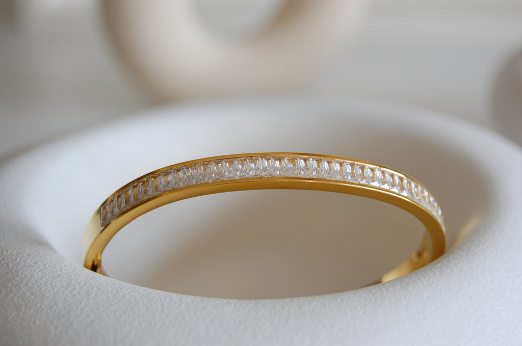 Pam Armreif – minimalistisches Gold-Bangle aus 18k vergoldetem Edelstahl mit funkelnden Zirkonia