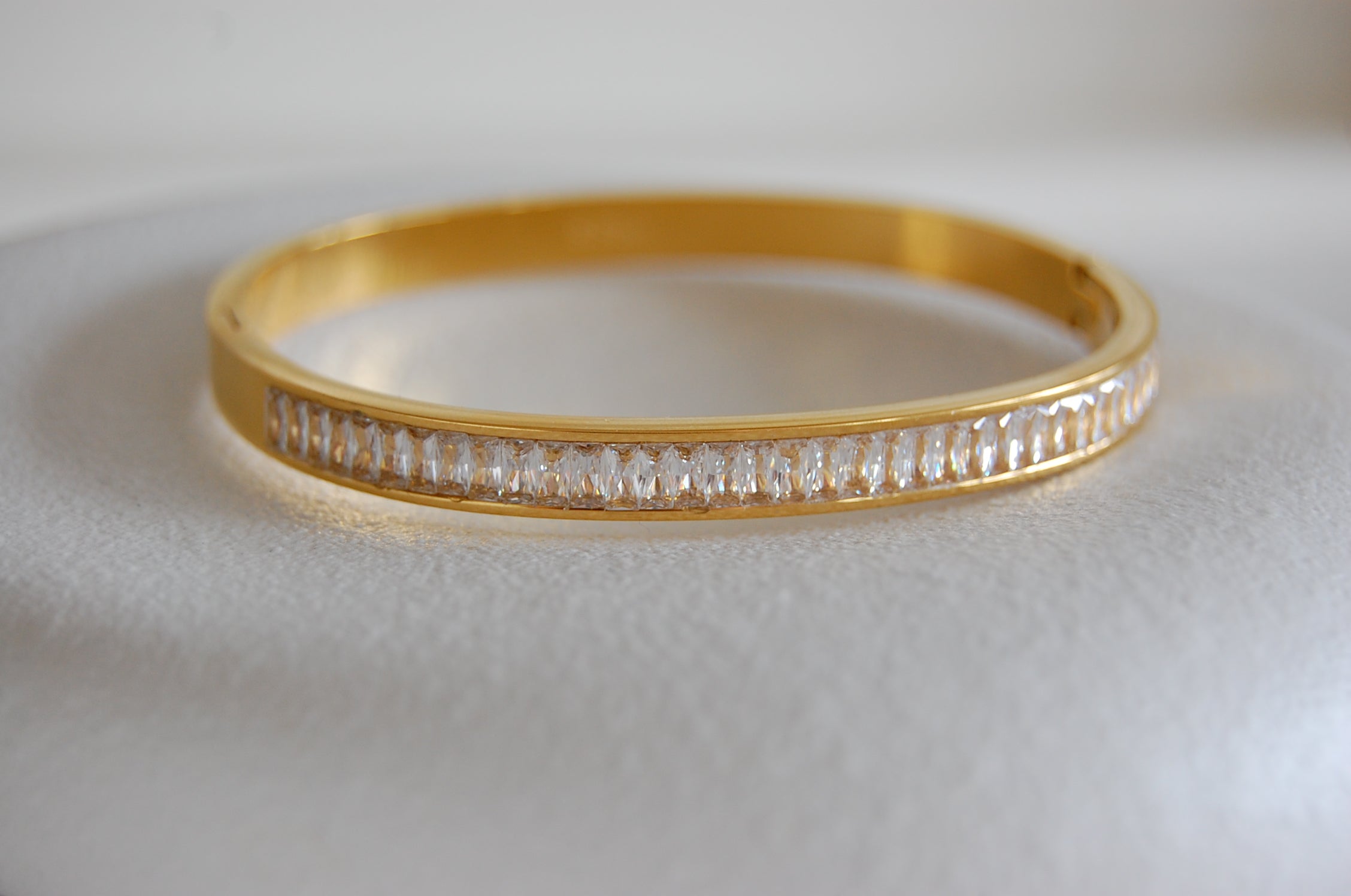 Pam Armreif – minimalistisches Gold-Bangle aus 18k vergoldetem Edelstahl mit funkelnden Zirkonia