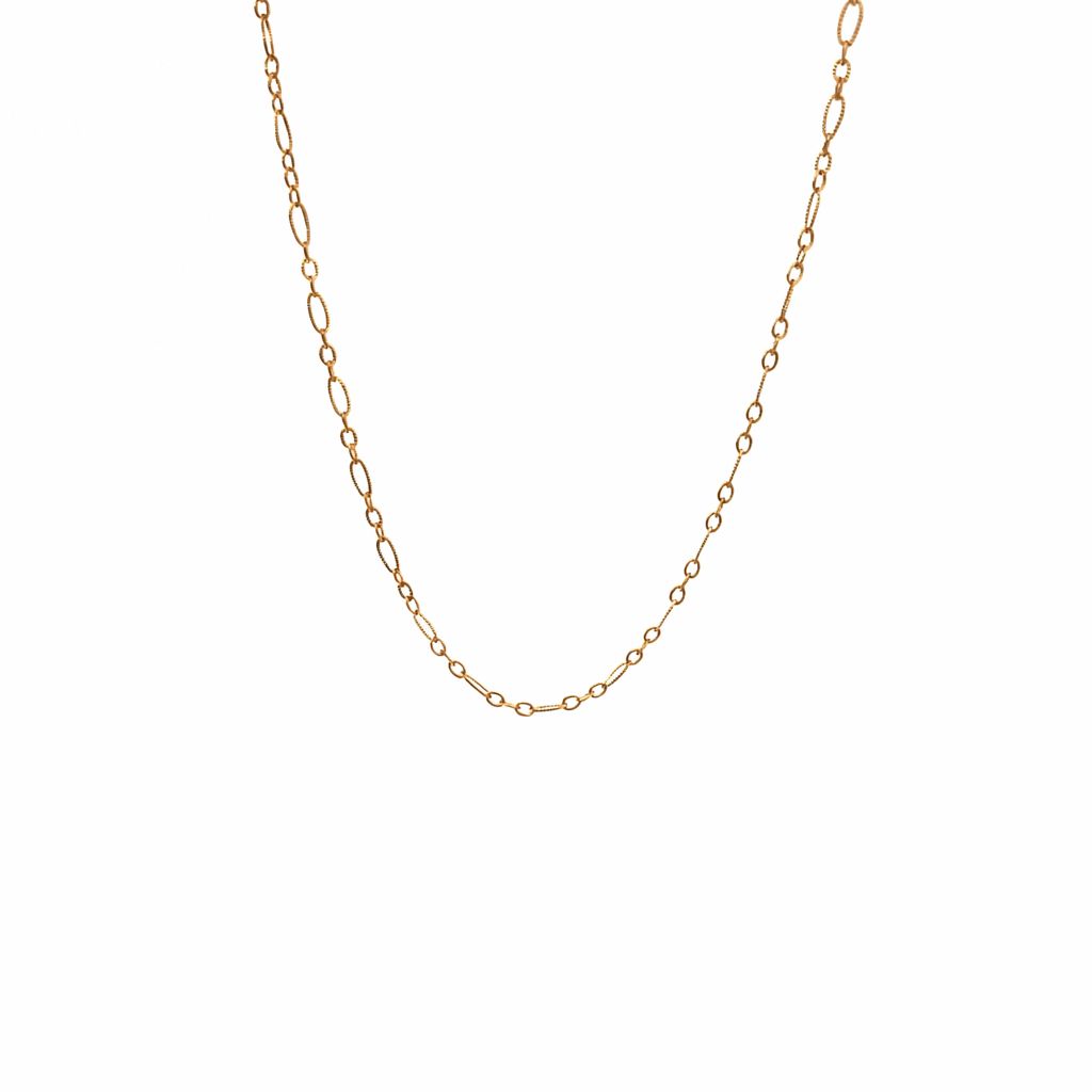 Filigrane Mirela Ankerkette mit abwechselnd glatten und texturierten Elementen vor weißem Hintergrund.