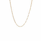 Filigrane Mirela Ankerkette mit abwechselnd glatten und texturierten Elementen vor weißem Hintergrund.