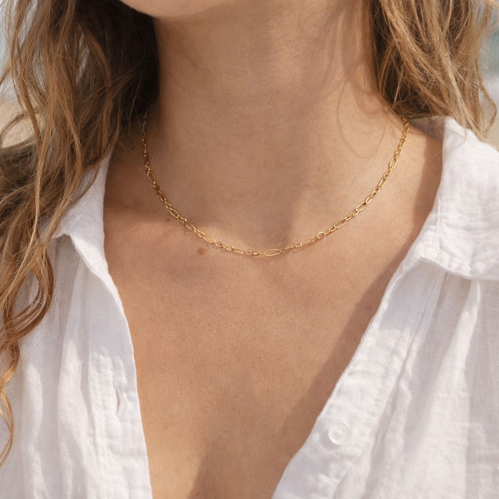 Mirela Goldkette aus Edelstahl kombiniert mit weißem Leinenhemd für einen sommerlichen Look