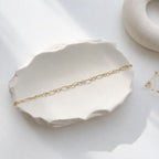 Detailaufnahme der texturierten Glieder der Mirela Halskette"