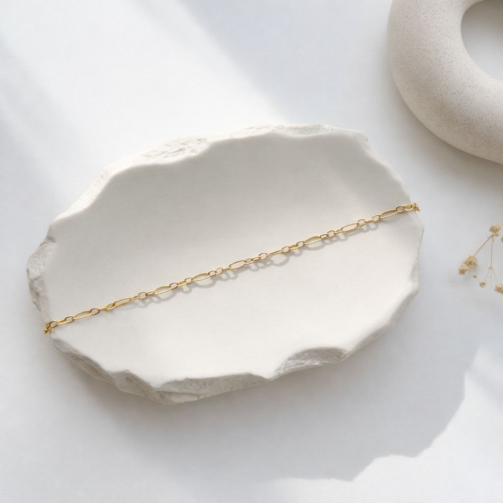 Detailaufnahme der texturierten Glieder der Mirela Halskette"