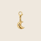 Freigestellter Moon Charm Halbmond-Anhänger aus 14k vergoldetem Edelstahl mit feiner Stern-Gravur, Zirkonia-Stein und Karabinerverschluss.