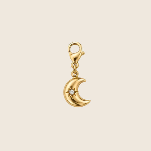 Freigestellter Moon Charm Halbmond-Anhänger aus 14k vergoldetem Edelstahl mit feiner Stern-Gravur, Zirkonia-Stein und Karabinerverschluss.