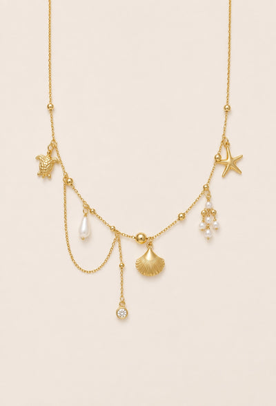 Sommer-Halskette aus vergoldetem Edelstahl mit Muschel-, Seestern- und Perlen-Anhängern von Hejschmuck.
