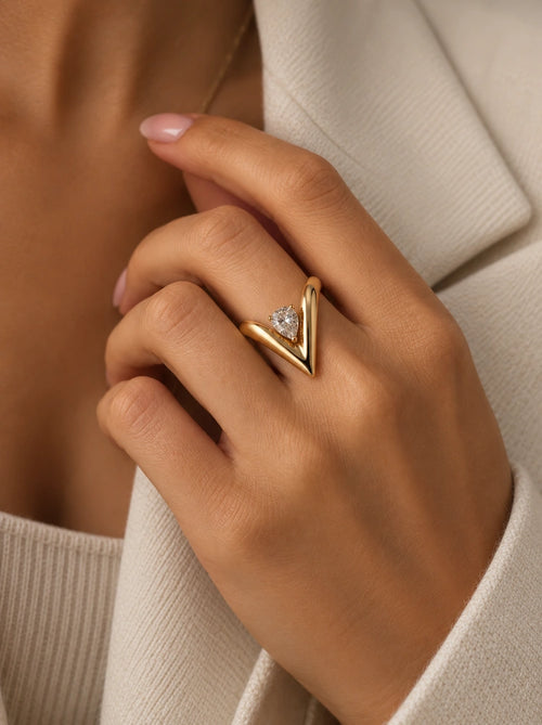 Tragebild des Muse V-Rings aus 14k vergoldetem Edelstahl an der Hand kombiniert mit elegantem Outfit.