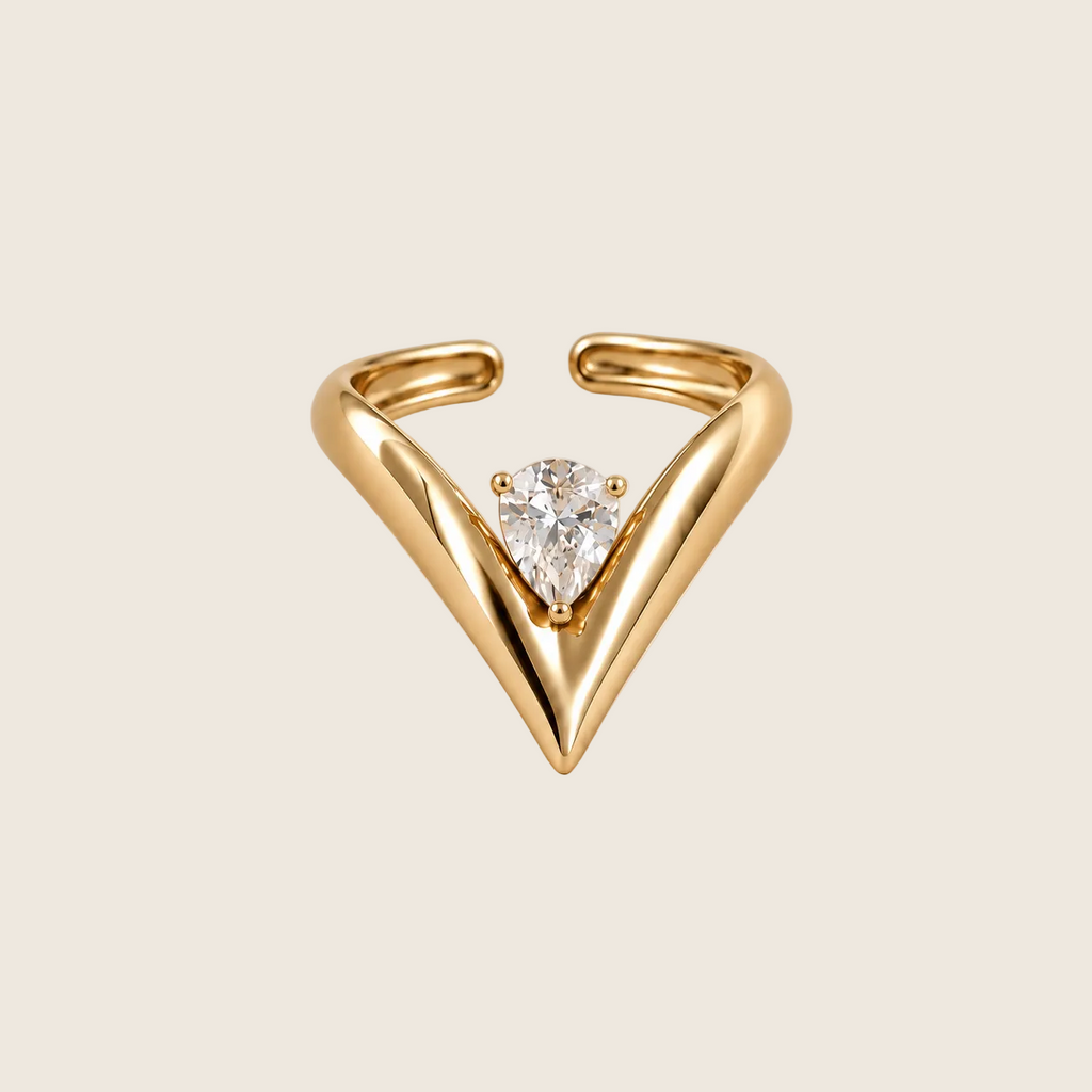 Frontansicht des Muse V-Rings in Gold mit geschliffenem Zirkonia-Stein.