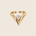 Frontansicht des Muse V-Rings in Gold mit geschliffenem Zirkonia-Stein.