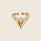 Frontansicht des Muse V-Rings in Gold mit geschliffenem Zirkonia-Stein.
