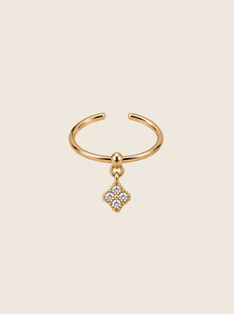 Nala Ring in 14k vergoldet, offener verstellbarer Reif mit Mini-Kleeblatt-Charm