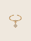 Nala Ring in 14k vergoldet, offener verstellbarer Reif mit Mini-Kleeblatt-Charm