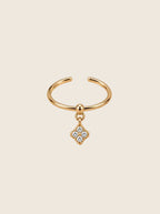 Nala Ring in 14k vergoldet, offener verstellbarer Reif mit Mini-Kleeblatt-Charm