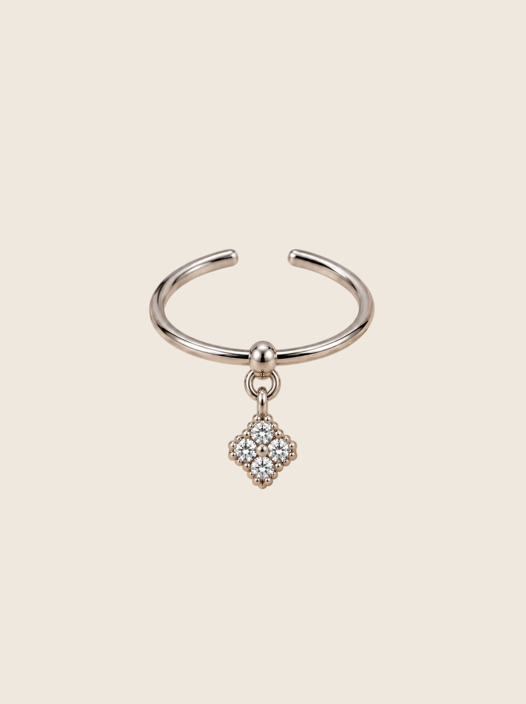 Nala Ring in Silber, verstellbar, mit beweglichem Kleeblatt-Anhänger und vier Zirkonia-Steinen