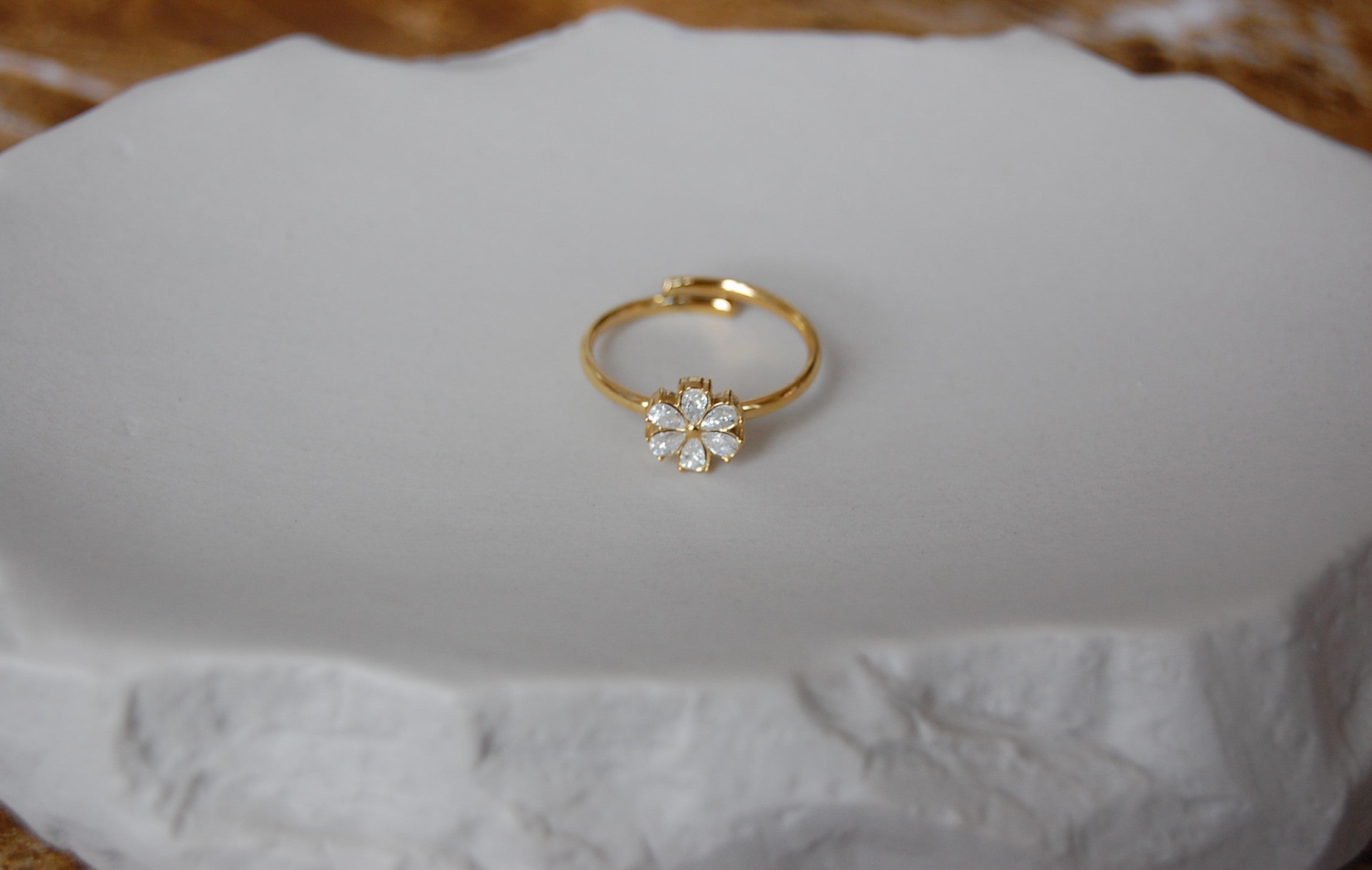 Naomi Ring – verstellbarer vergoldeter Edelstahlring mit Blumenmotiv und funkelnden Zirkonia-Steinen