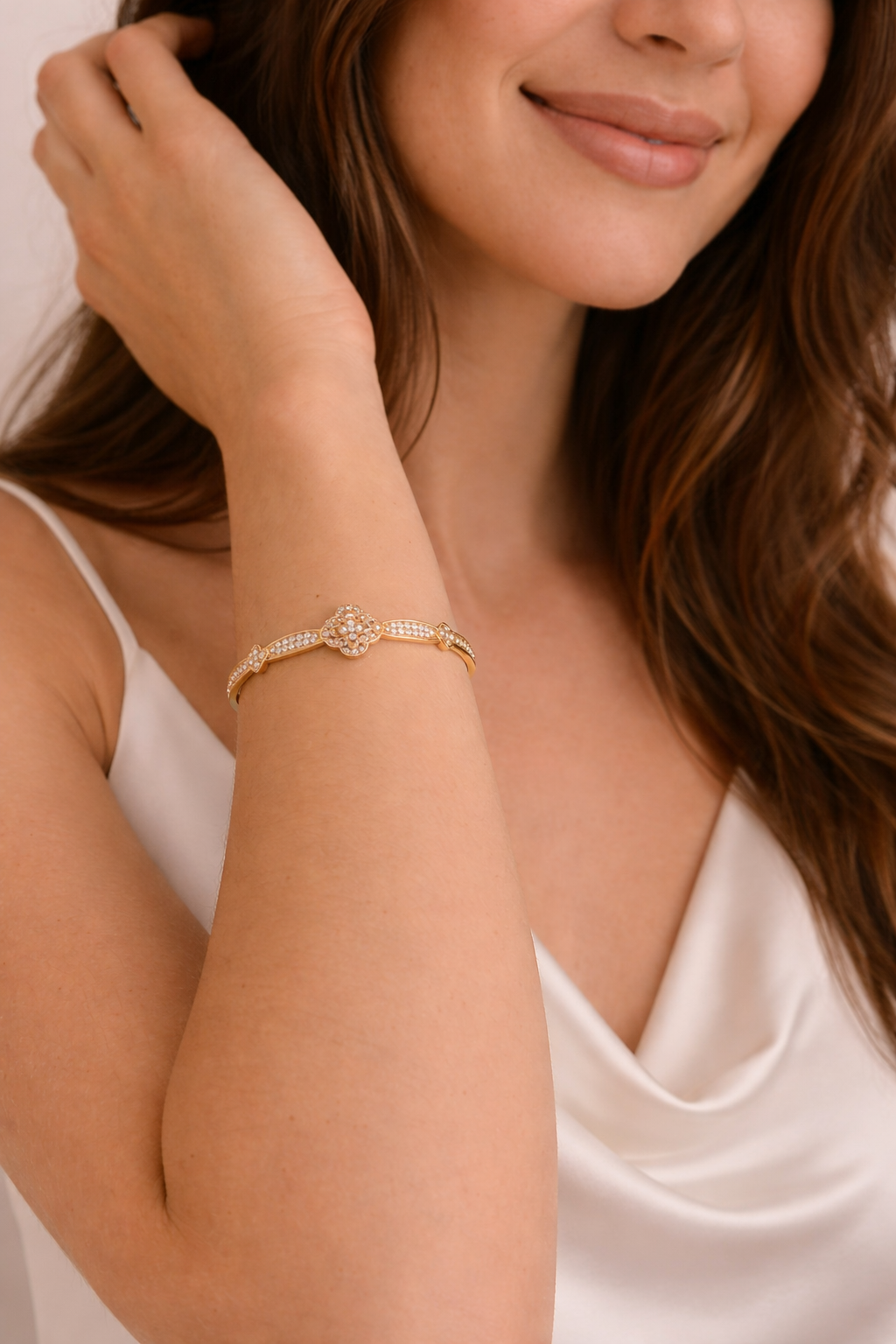 Damen trägt Noa Armreif in Gold am Handgelenk - HEJSCHMUCK Schmuck-Kombination