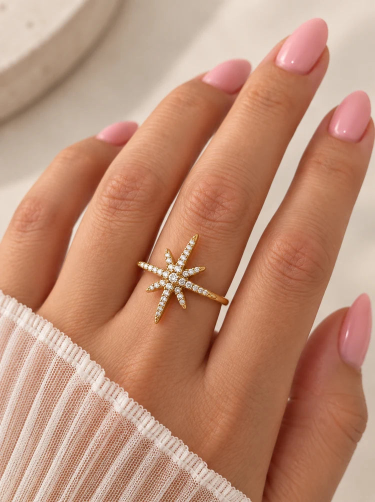 Tragefoto des verstellbaren Northern Star Pavé Rings in Gold mit Zirkonia-Stern an der Hand.