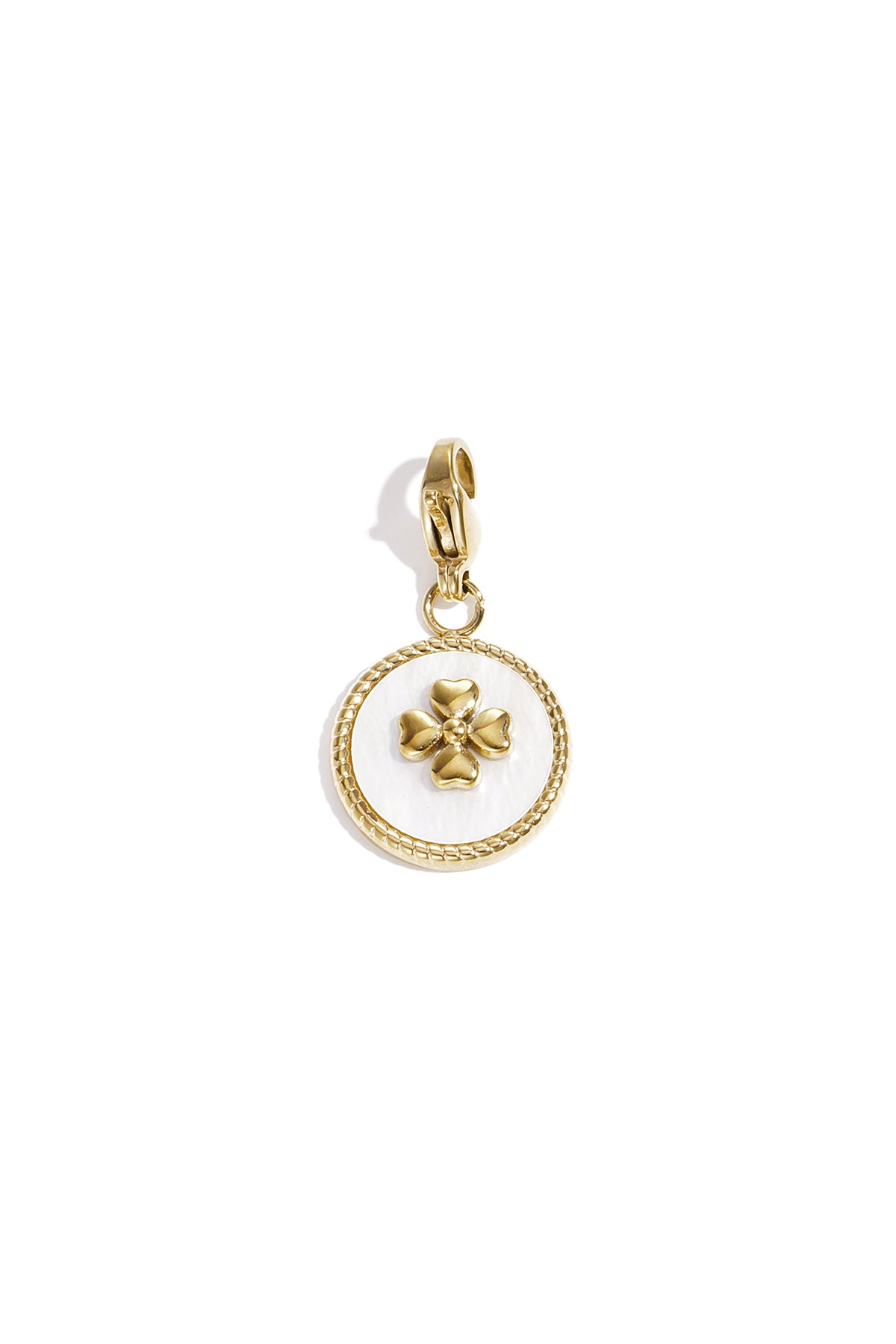 Runder Ocean Luck Charm aus vergoldetem Edelstahl mit weißem Emaille-Inlay und Kleeblatt-Motiv.