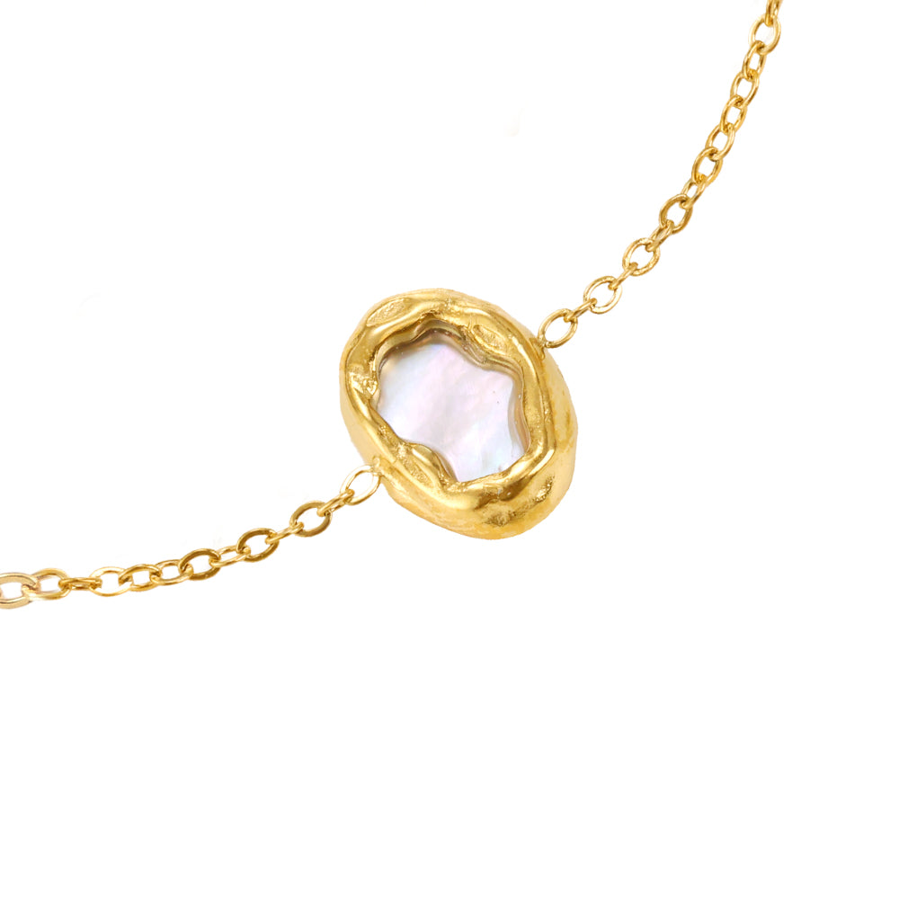 Produktansicht des Aurora Armbands: Eine feine Gliederkette aus 14k vergoldetem Edelstahl mit einem mittig platzierten, ovalen Perlmutt-Anhänger und verstellbarem Verschluss (16+3 cm).