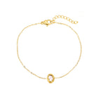 Eine feine Gliederkette aus 14k vergoldetem Edelstahl mit einem mittig platzierten, ovalen Perlmutt-Anhänger und verstellbarem Verschluss (16+3 cm).