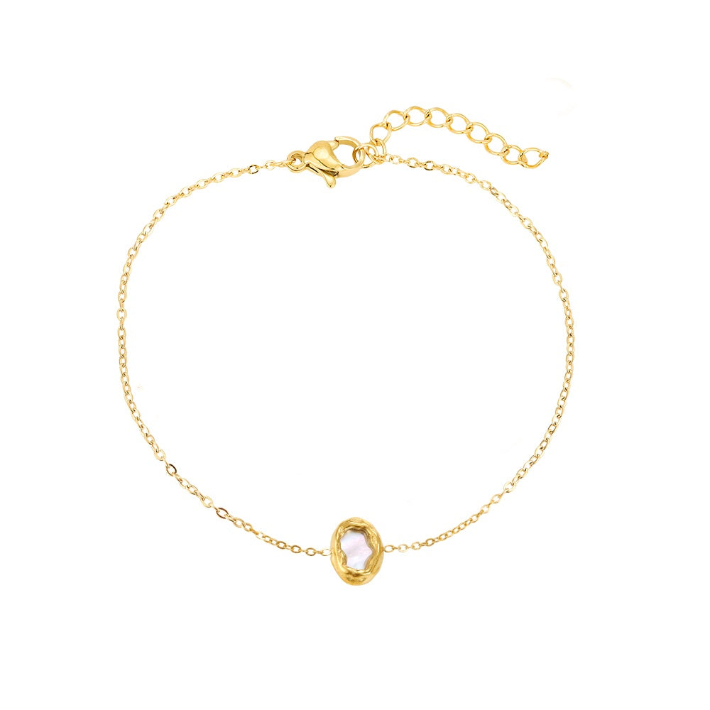 Eine feine Gliederkette aus 14k vergoldetem Edelstahl mit einem mittig platzierten, ovalen Perlmutt-Anhänger und verstellbarem Verschluss (16+3 cm).