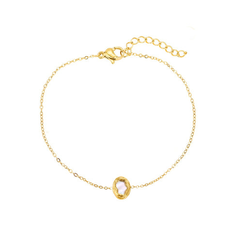 Eine feine Gliederkette aus 14k vergoldetem Edelstahl mit einem mittig platzierten, ovalen Perlmutt-Anhänger und verstellbarem Verschluss (16+3 cm).
