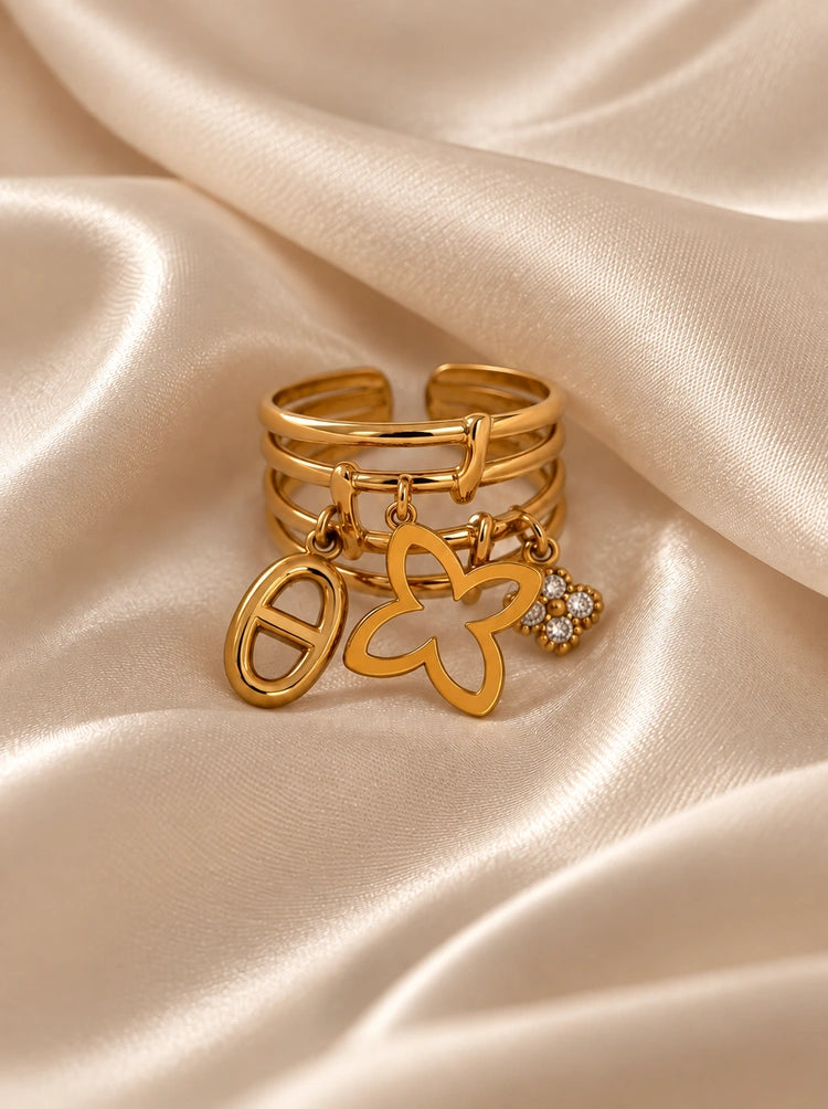 Detailaufnahme des Romina Rings in Gold auf cremefarbener Seide.