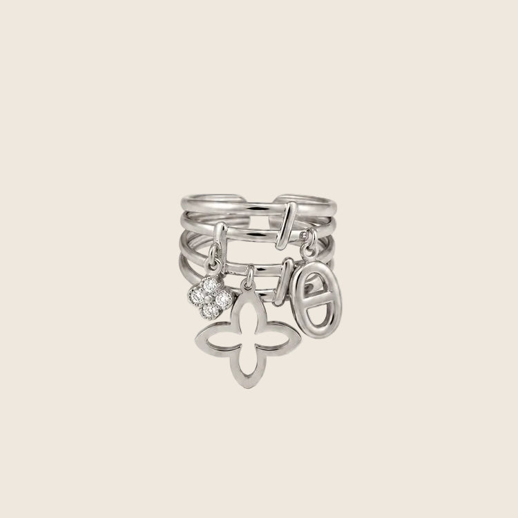 Romina Ring aus silbernem Edelstahl mit drei frei schwingenden Charms und Zirkonia.