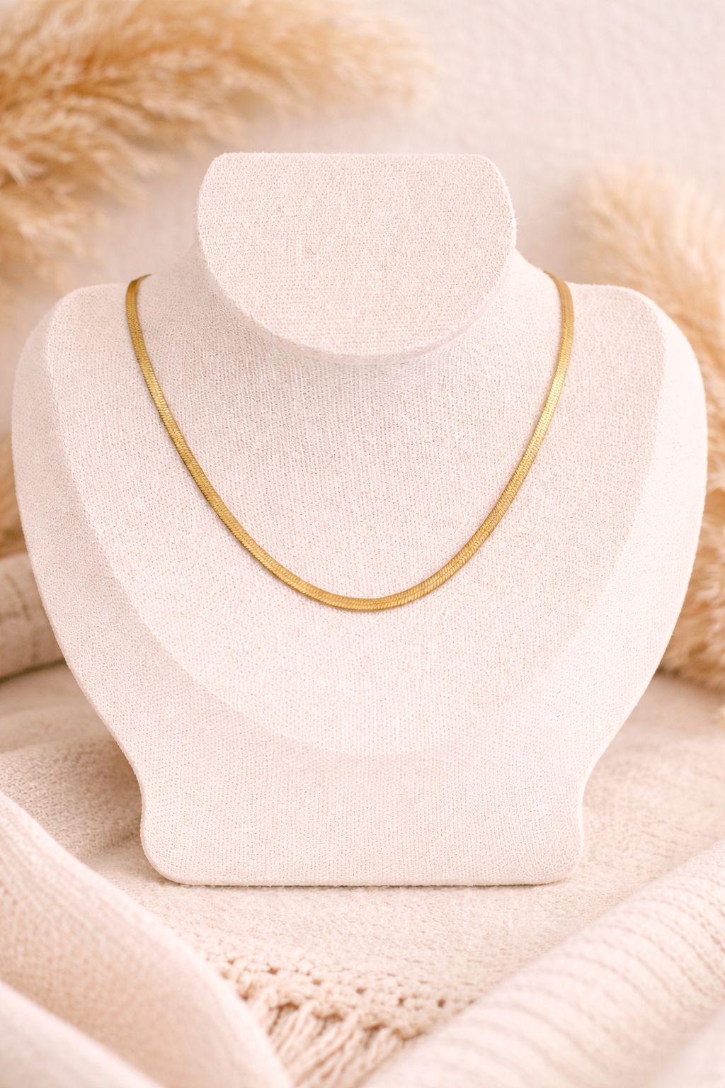 3mm breite flache Schlangenkette Gloria aus 14k vergoldetem Edelstahl auf beigem Display.