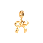 Goldener Schleifen Charm Anhänger aus 14k vergoldetem Edelstahl mit polierter Oberfläche und Klickverschluss vor weißem Hintergrund.