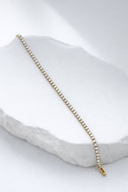 Nahaufnahme des Shine Armbands auf einem hellen Dekostein zur Veranschaulichung der feinen Zirkonia-Steine.