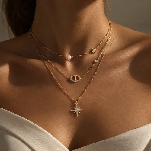 Getragene Soline Layering Goldkette am Dekolleté mit Sternenanhänger und Perle