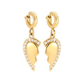 Zweiteiliges Herz-Charm-Set für Partner oder beste Freunde aus 14k vergoldetem Edelstahl mit Zirkonia-Rand und Klick-Verschlüssen vor weißem Hintergrund.