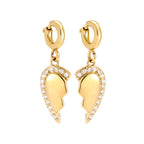 Zweiteiliges Herz-Charm-Set für Partner oder beste Freunde aus 14k vergoldetem Edelstahl mit Zirkonia-Rand und Klick-Verschlüssen vor weißem Hintergrund.