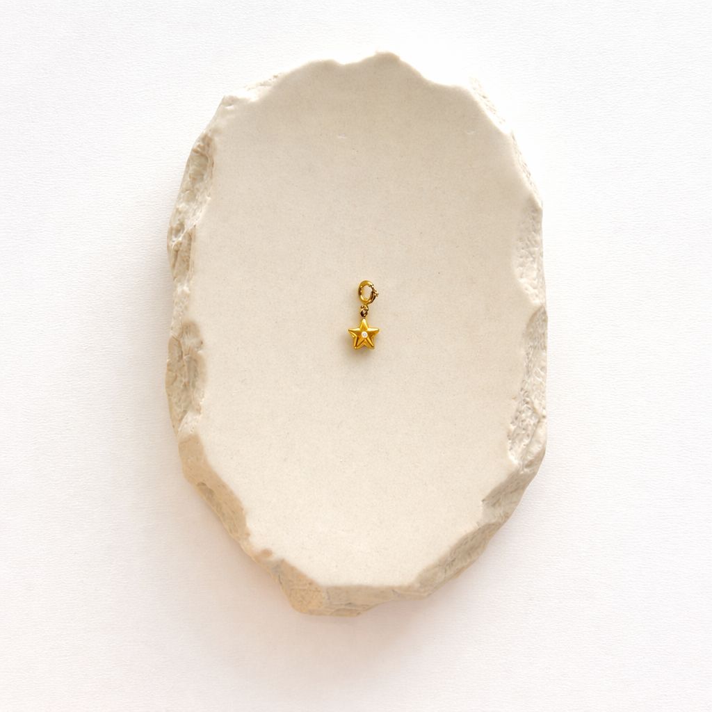 Kleiner Stern-Anhänger (1 cm) aus 14k vergoldetem Edelstahl mit einem einzelnen, zentralen Zirkonia-Stein für dezentes Funkeln.