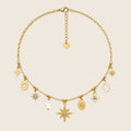Sunny Charm Halskette in 18k Gold aus Edelstahl mit Himmels-Anhängern wie Sterne und Perlen.
