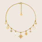 Sunny Charm Halskette in 18k Gold aus Edelstahl mit Himmels-Anhängern wie Sterne und Perlen.