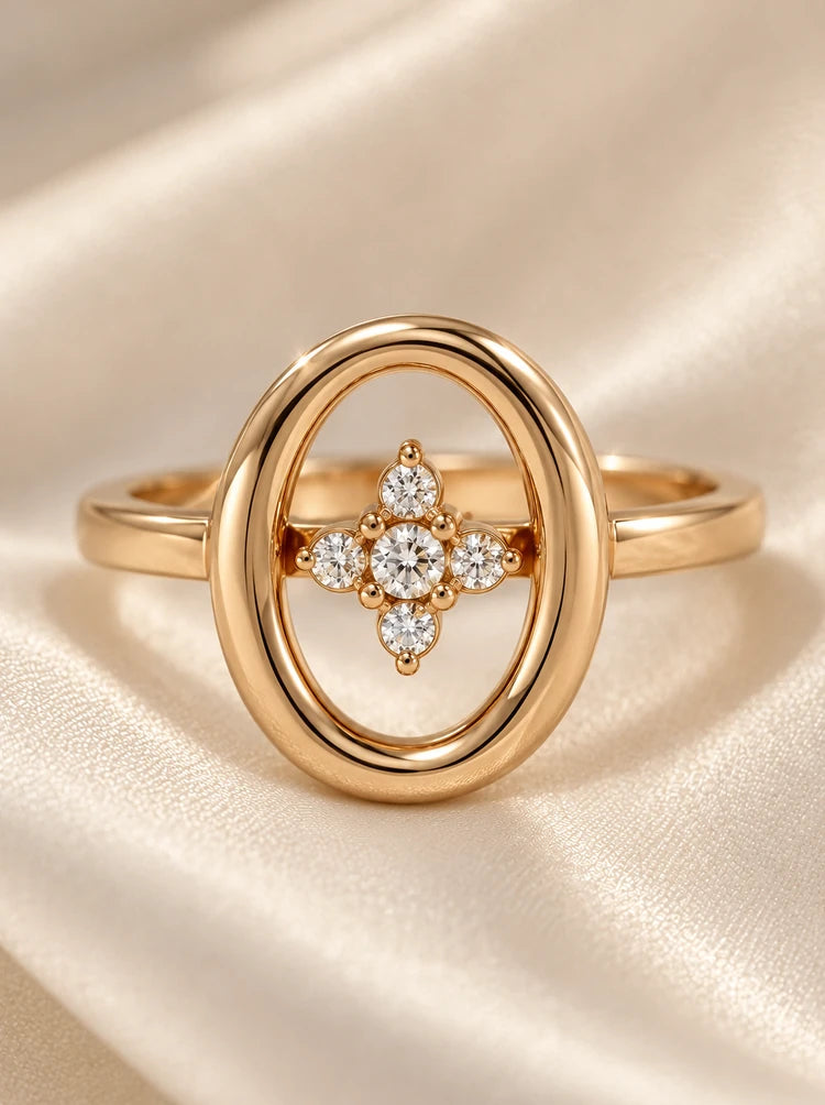 Detailaufnahme des Talia Rings in Gold mit ovalem Rahmen und funkelnden Zirkonia-Steinen auf Seide