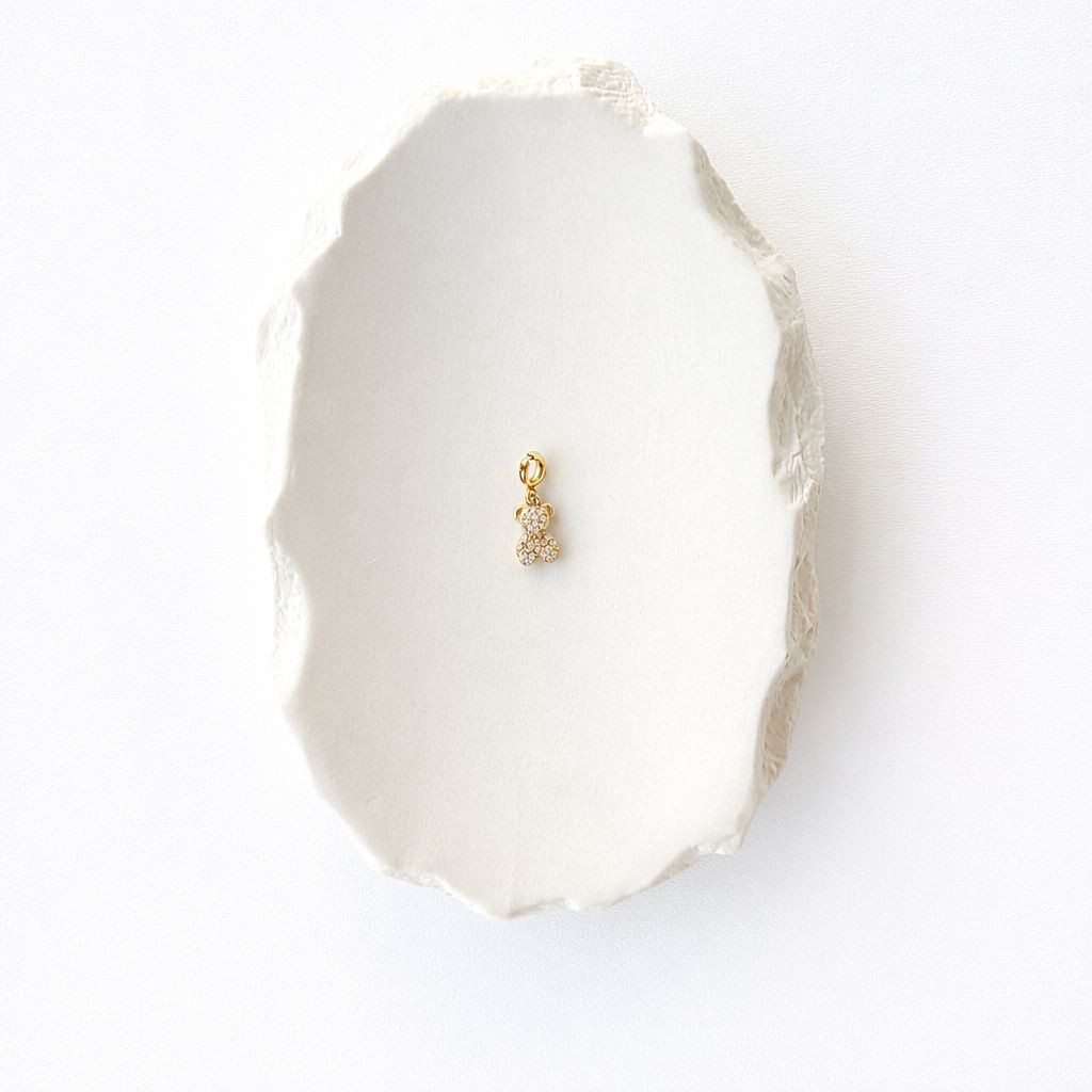 Nahaufnahme eines goldfarbenen Teddybär-Anhängers aus 14k vergoldetem Edelstahl, vollständig besetzt mit funkelnden weißen Zirkonia-Steinen, inklusive 11mm Spring Clasp Federringverschluss auf weißem Hintergrund.
