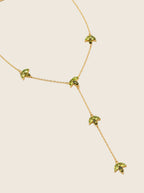 Theresa Y-Halskette in Gold mit olivgrünen Zirkonia-Blättern im Y-Design.