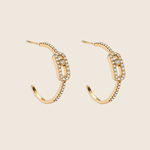 Freigestelltes Paar der Vera Creolen aus 14k vergoldetem Edelstahl mit ovalem Motiv-Glied und Zirkonia-Pavé-Besatz.