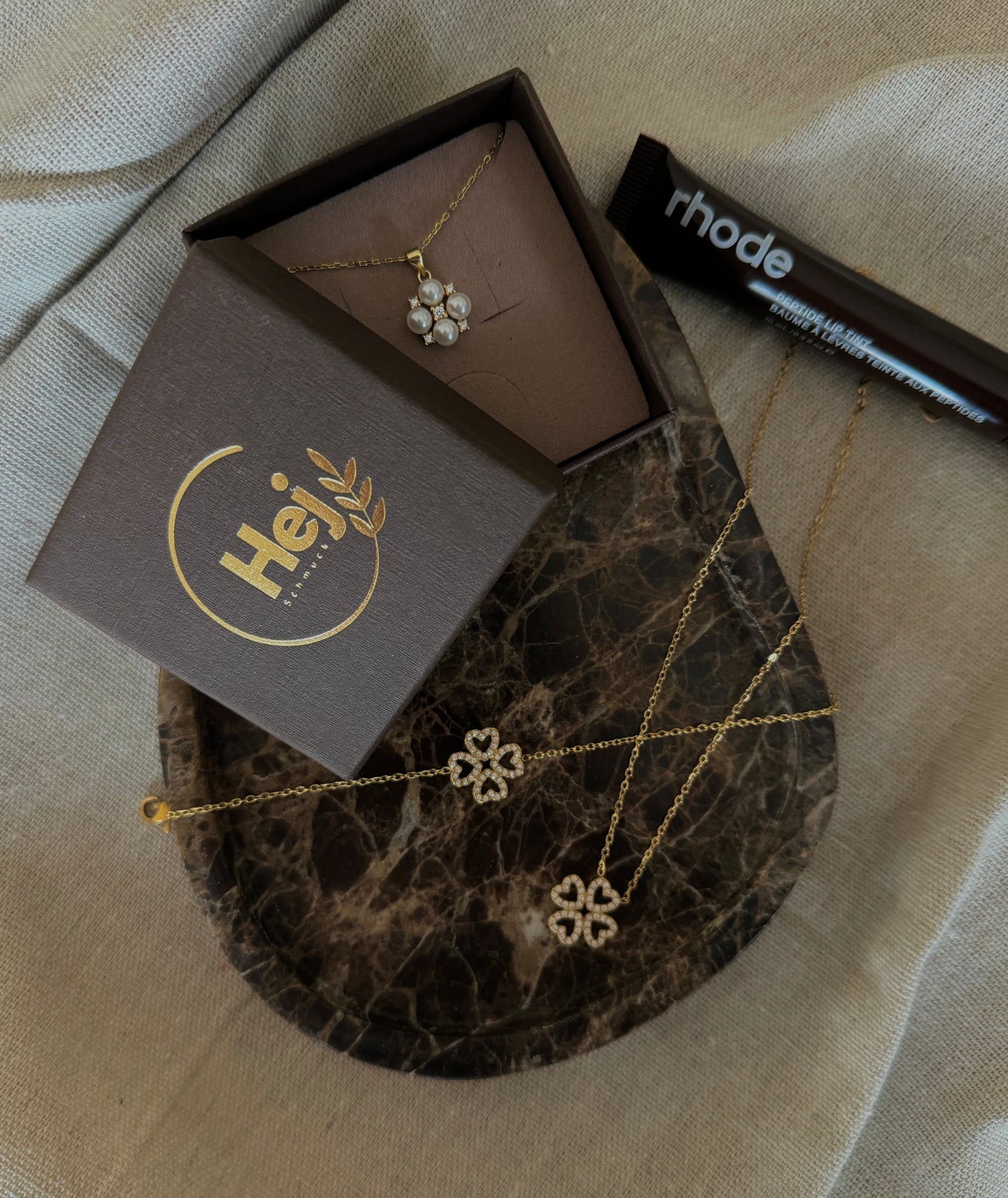 Elegante KARLA Halskette aus vergoldetem Edelstahl mit feinem Kleeblattanhänger und funkelnden Zirkonia-Steinen – Symbol für Glück und Stil.