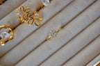 Naomi Ring – verstellbarer vergoldeter Edelstahlring mit Blumenmotiv und funkelnden Zirkonia-Steinen